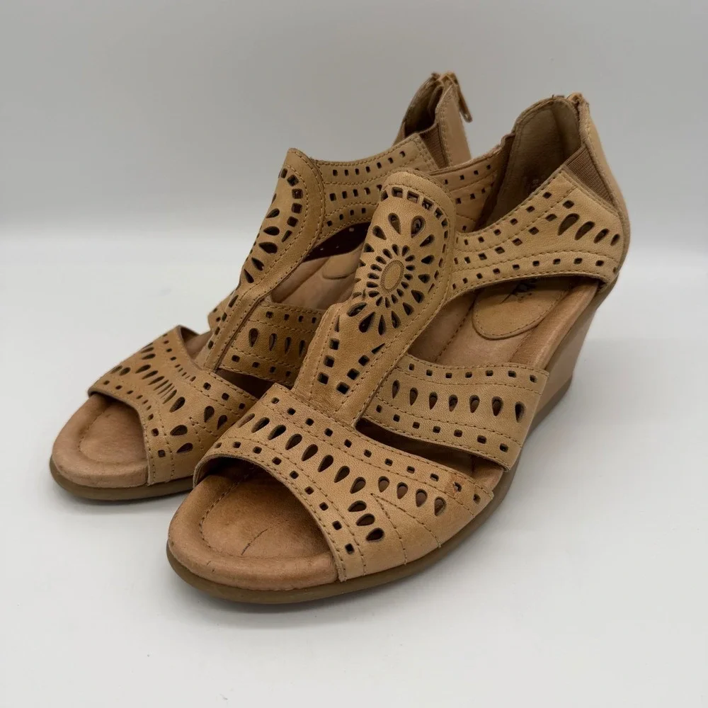 Earth Camellia Sandal Tan Leather Laser Cut Wedge Heel 6.5B Neutral Boho